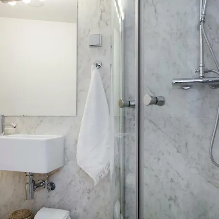 Alfama Sophisticate Flat With Balconies 2bedrs 2baths & Ac In 19th Century Building Historic Center Lissabon