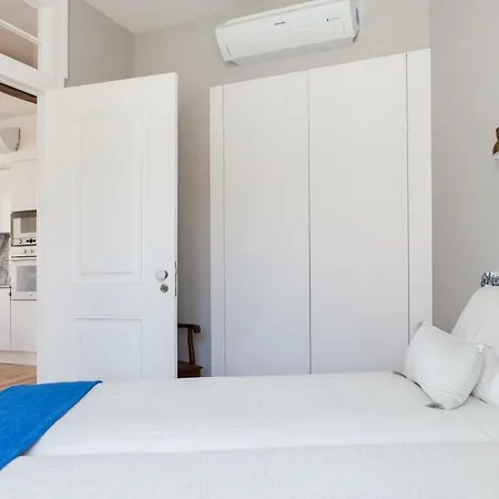 Alfama Sophisticate Flat With Balconies 2bedrs 2baths & Ac In 19th Century Building Historic Center Appartement Lissabon