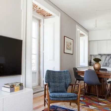 Alfama Sophisticate Flat With Balconies 2bedrs 2baths & Ac In 19th Century Building Historic Center Appartement Lissabon
