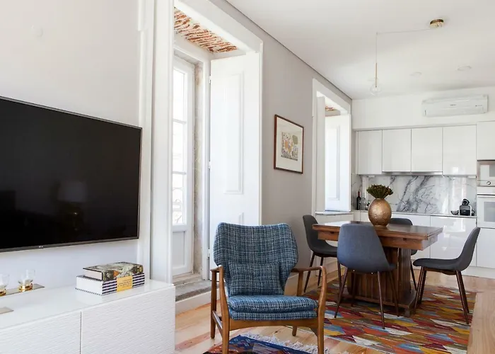 Alfama Sophisticate Flat With Balconies 2bedrs 2baths & Ac In 19th Century Building Historic Center شقة Lisboa