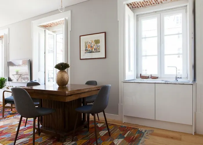 Alfama Sophisticate Flat With Balconies 2bedrs 2baths & Ac In 19th Century Building Historic Center شقة *