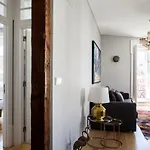 Alfama Sophisticate Flat With Balconies 2bedrs 2baths & Ac In 19th Century Building Historic Center アパート *