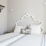 Alfama Sophisticate Flat With Balconies 2bedrs 2baths & Ac In 19th Century Building Historic Center Lissabon